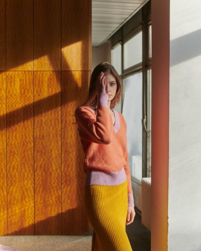 Dámský vlněný svetr s výstřihem hlubokým Kašmír - Farba: Oranžová, Veľkosť I rozmer: L
