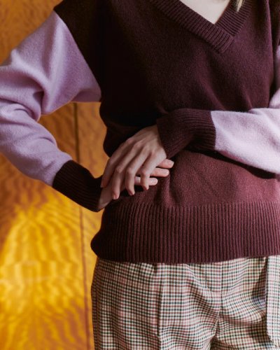 Dámský vlněný svetr s výstřihem hlubokým Kašmír - Farba: Tmavě fialová, Veľkosť I rozmer: L